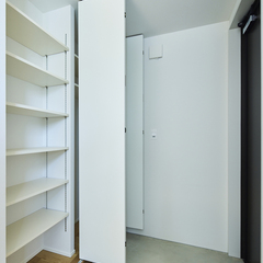 造作シューズクローゼットが生活感を抑えるデザイナーズ住宅の美しい玄関ホール