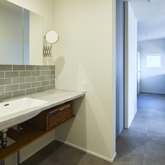 廊下でつながるデザイナーズ住宅の家事効率にも優れたスタイリッシュな水回り空間