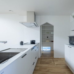 家事動線にも優れたデザイナーズ住宅の美しくスタイリッシュな造作キッチン