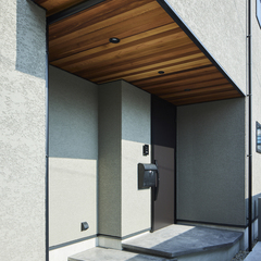 オシャレなデザイン性に暮らしやすさをプラスしたデザイナーズ住宅の玄関アプローチ
