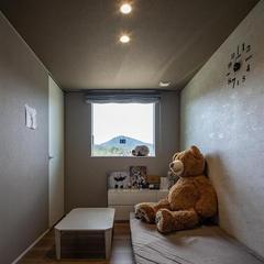 デザイナーズ住宅の美しい景色をとりいれる明るくかわいらしい子供部屋