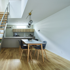 たっぷりの自然光を楽しむデザイナーズ住宅のスタイリッシュなＬＤＫ