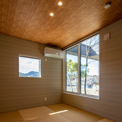 網代天井が美しいデザイナーズ住宅の和モダンスタイルの和室スペース