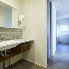 家事効率も上げるデザイナーズ住宅のホテルライクな造作洗面カウンター