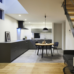 モノトーンコーデがかっこいいデザイナーズ住宅のキッチンダイニング