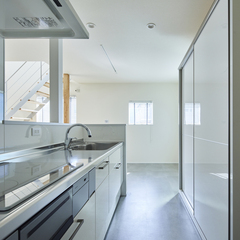 デザイナーズ住宅のスッキリ美しい印象となるこだわりキッチン