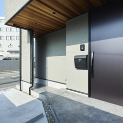 快適な暮らしやすさにも寄り添うデザイナーズ住宅のオシャレな玄関アプローチ