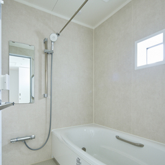 シンプルな美しさが魅力となるデザイナーズ住宅の快適なバスルーム