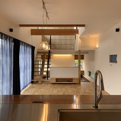 広々と緩やかに繋がるデザイナーズ住宅の美しいリビングダイニング