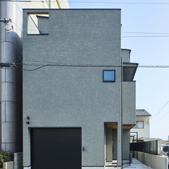 空間を無駄なく活用するデザイナーズ住宅のかっこいいガレージハウス