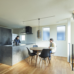 デザイナーズ住宅の吹き抜け階段で繋がるおしゃれで快適な住空間