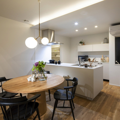 造作キッチンが主役となるデザイナーズ住宅の美しいダイニング