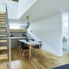 デザイナーズ住宅のスケルトン階段があるおしゃれなリビングダイニング