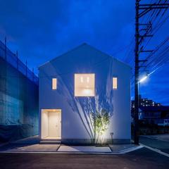 ライトアップで夜も美しく彩るデザイナーズ住宅のかっこいい外観