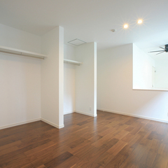 整頓上手になる広々としたスキップフロアーのウオークスルークローゼット　