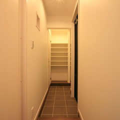 スリムながら大容量シューズクロークのある玄関