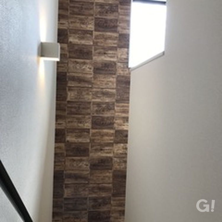 いい味が出ているクロスがお洒落な空間演出！シンプルモダンな階段のあるデザイン住宅