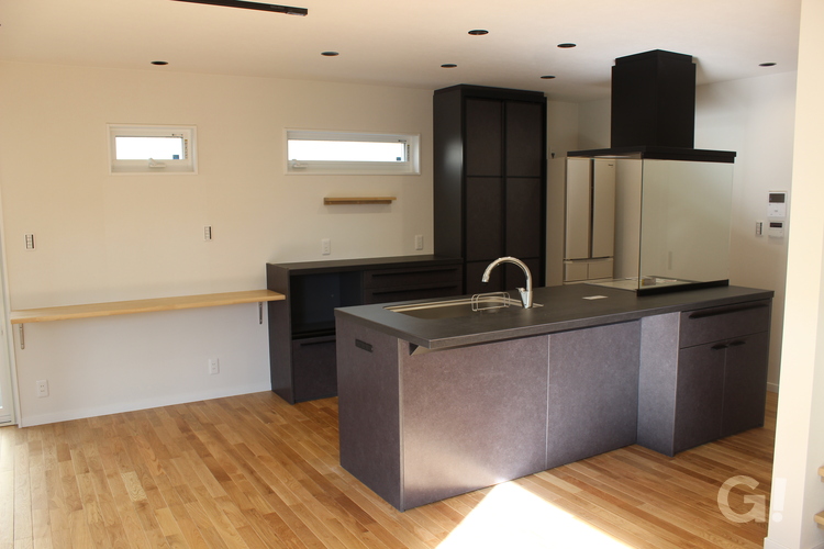 落ち着いたデザインのインダストリアルとシンプルmixなキッチンのあるデザイン住宅