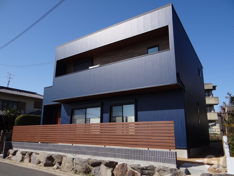 『ウッドフェンスが温かみを演出！インダストリアルでカッコいいデザイン住宅』の写真