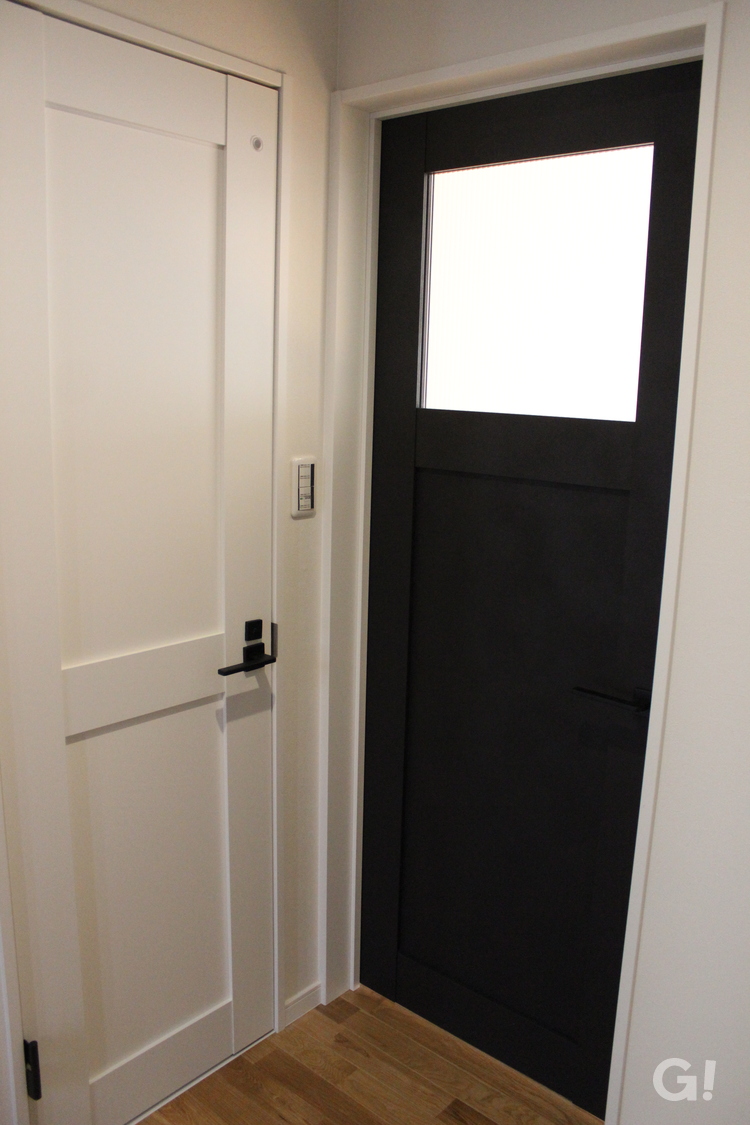 2色で繊細で上品な空間演出を叶えたシンプルモダンな廊下に繋がるドア