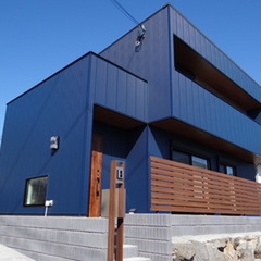 直線につながるデザイン＆鮮やかな色が青空に美しく映えるインダストリアルな家