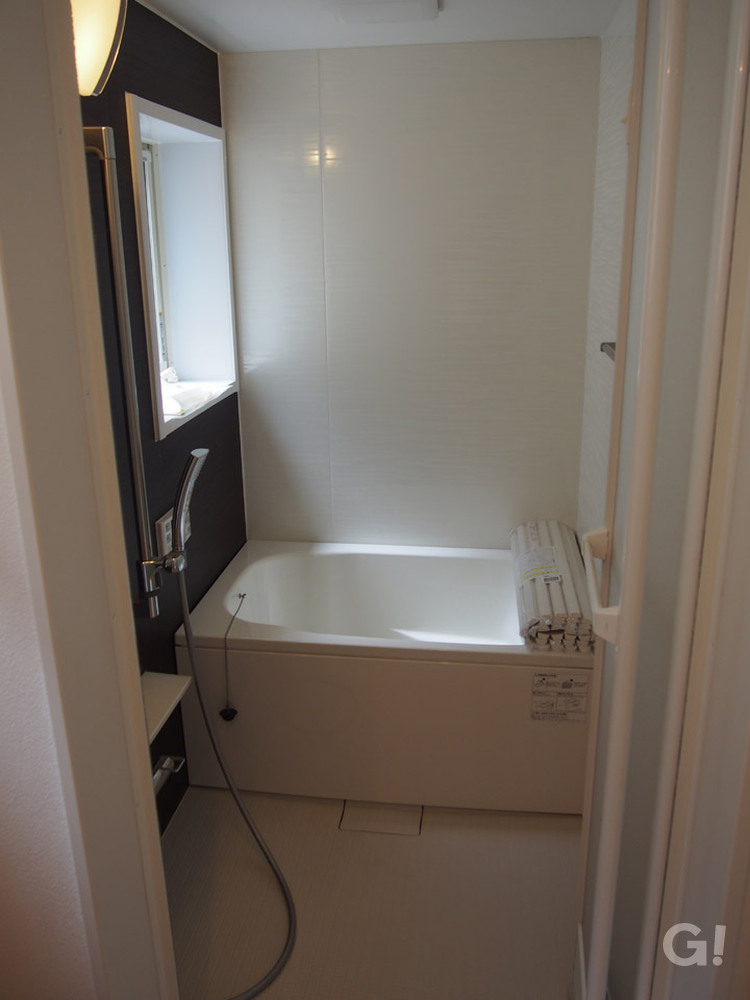 『省スペースでもこだわりの詰まった白X黒でかっこいいシンプルモダンな浴室』の写真