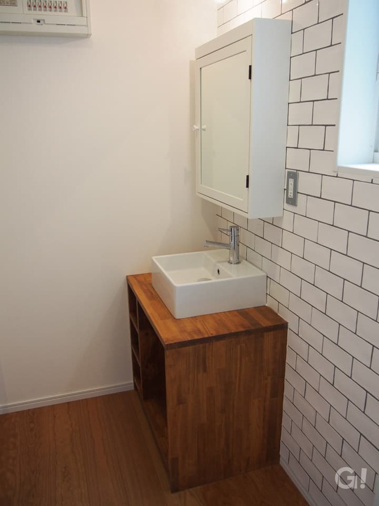 『白いデザインタイルがお洒落！繊細で上品な空間広がるシンプルモダンな洗面所』の写真