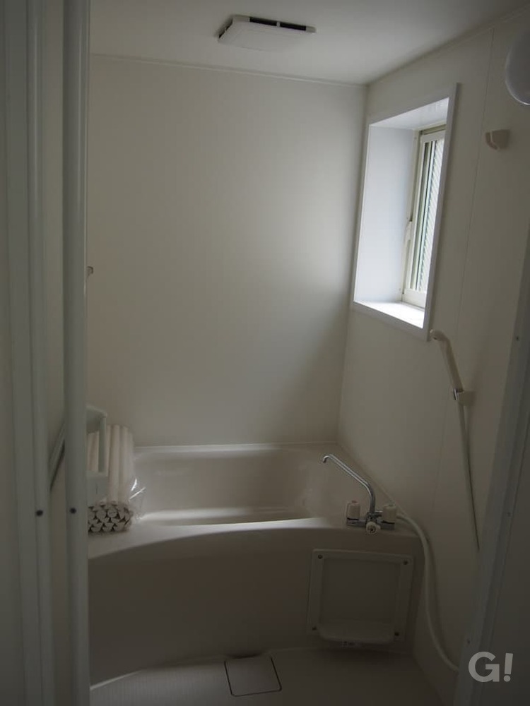 白で揃えられシンプルだからこそかっこいい良さがある！省スペースの浴室