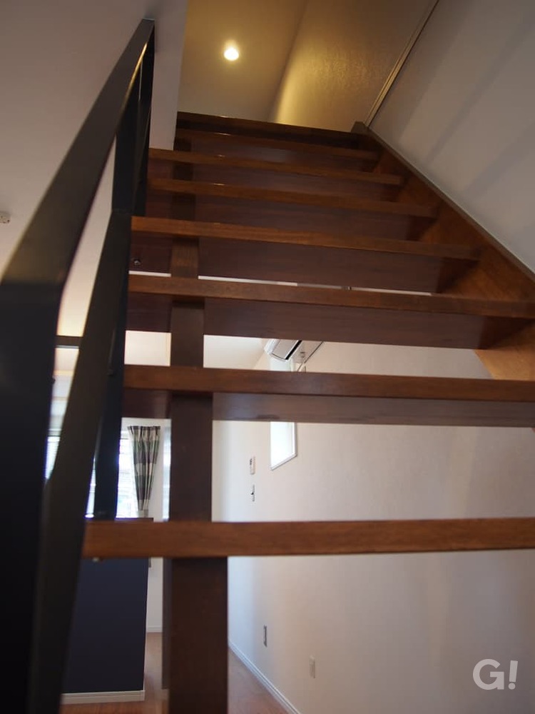 重厚感のある無垢材の踏み板が存在感を表すシンプルモダンな階段