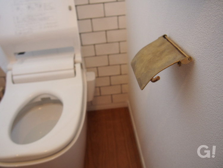 『アンティーク調のペーパーホルダーがカッコいい！繊細で上品なシンプルモダンなトイレ』の写真