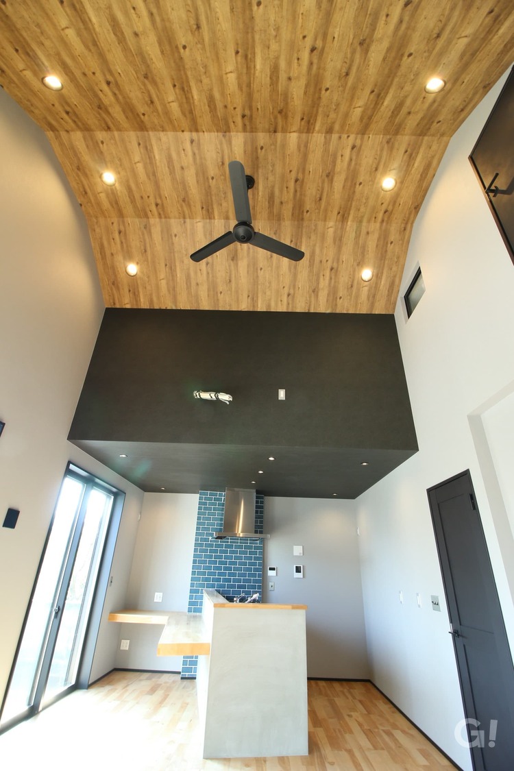 『個性的なカタチで深みのある板張り天井がカッコいいアメリカン住宅のLDK』の写真