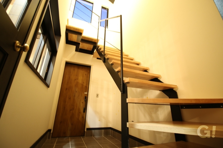 アイアン階段がオシャレな空間の写真