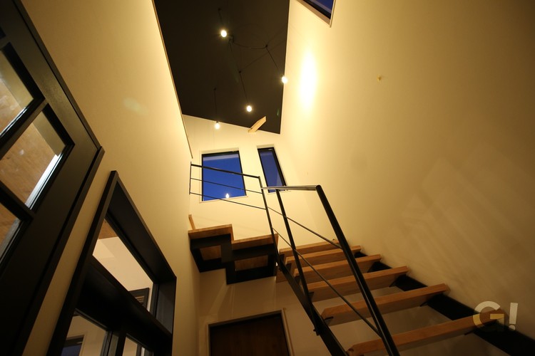 アイアン手すりがカッコいい天井まであるストリップ階段の写真