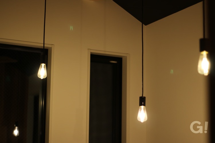 『小さな灯りが光り輝き美しい空間演出が叶うシンプルモダンな階段ホール』の写真