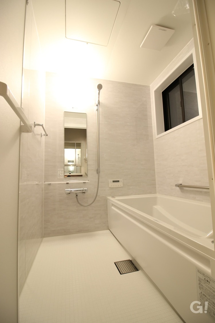 広々とした空間で心ゆくまでリラックスできるシャビーシックな浴室