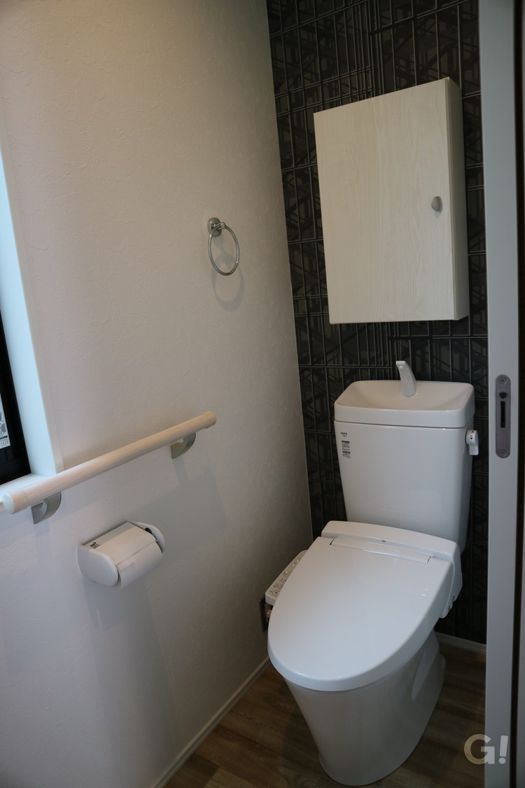 『ユニークな素材が無機質でかっこいい！インダストリアなトイレ』の写真