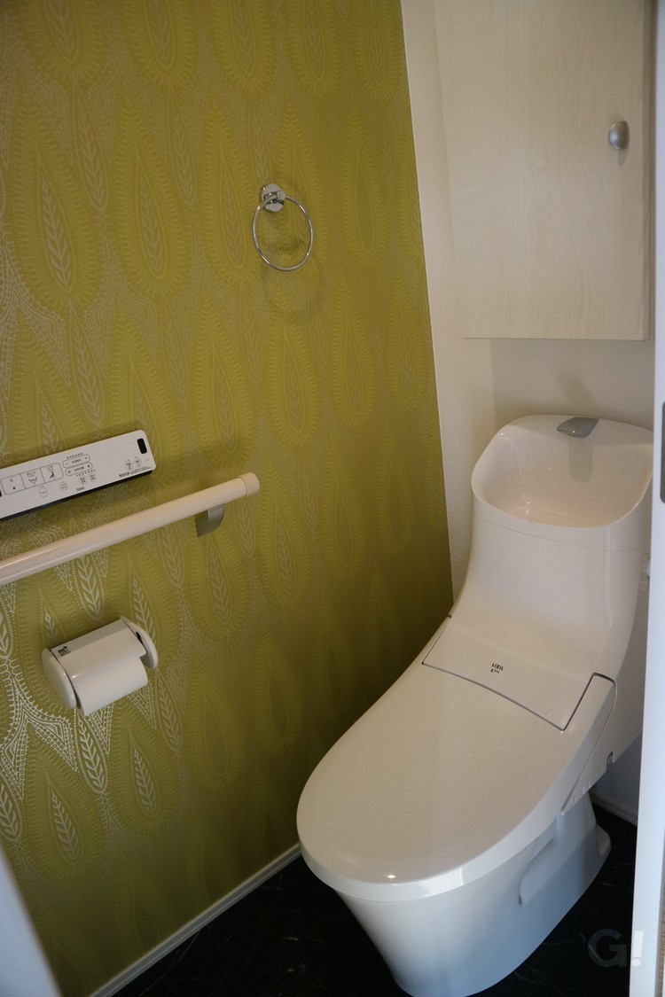 マスタードカラーの個性的な模様が癒しを与えてくれる北欧スタイルのトイレ