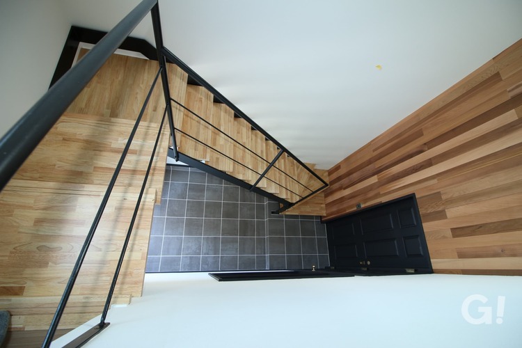 木X黒で優しさとカッコ良さを演出したシンプルモダンな階段ホール