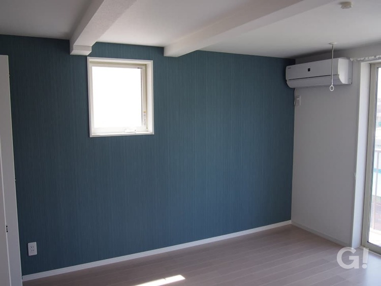 『白Xブルーグレーで優しく爽やかな雰囲気広がるシンプルモダンな洋室』の写真
