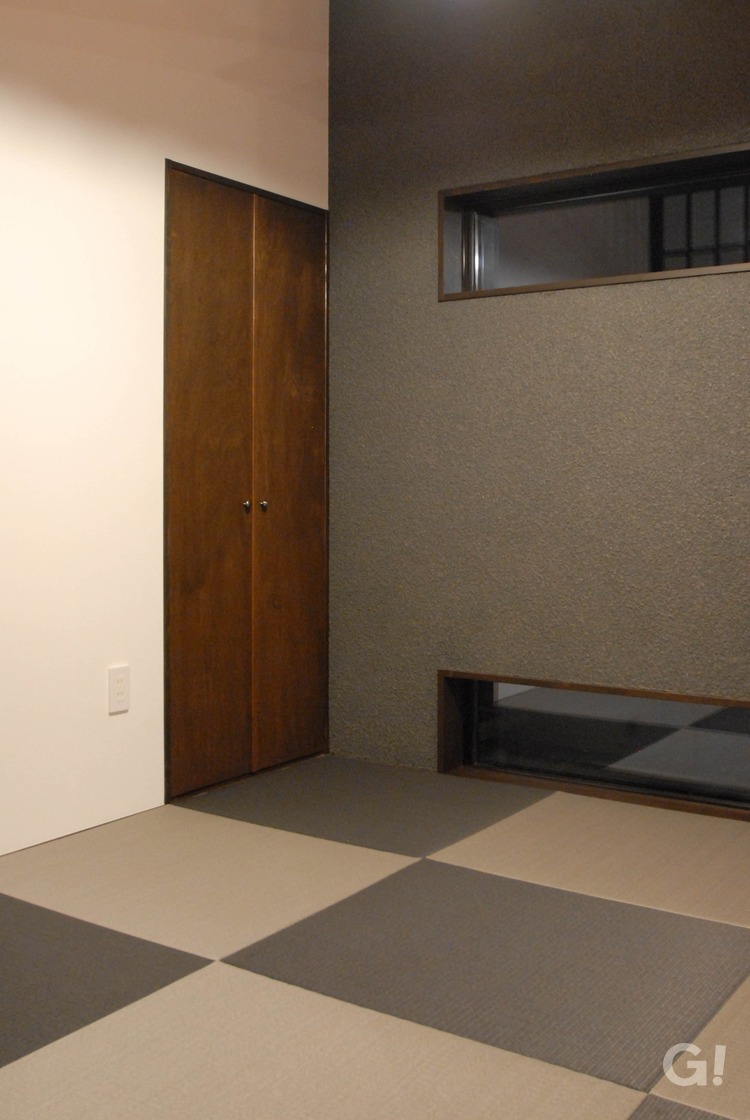 『省スペースでも収納機能があると嬉しい！カッコいいシンプルモダンな小上がり和室』の写真