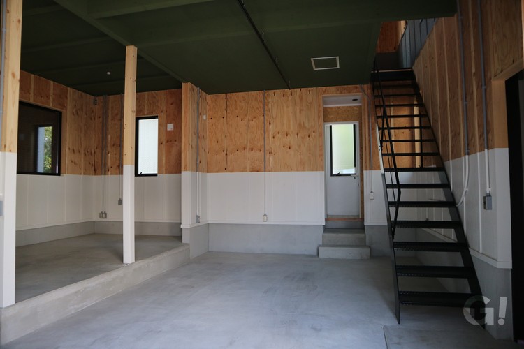 『シンプルなコンクリート空間がかっこいい！アメリカン住宅のインナーガレージ』の写真