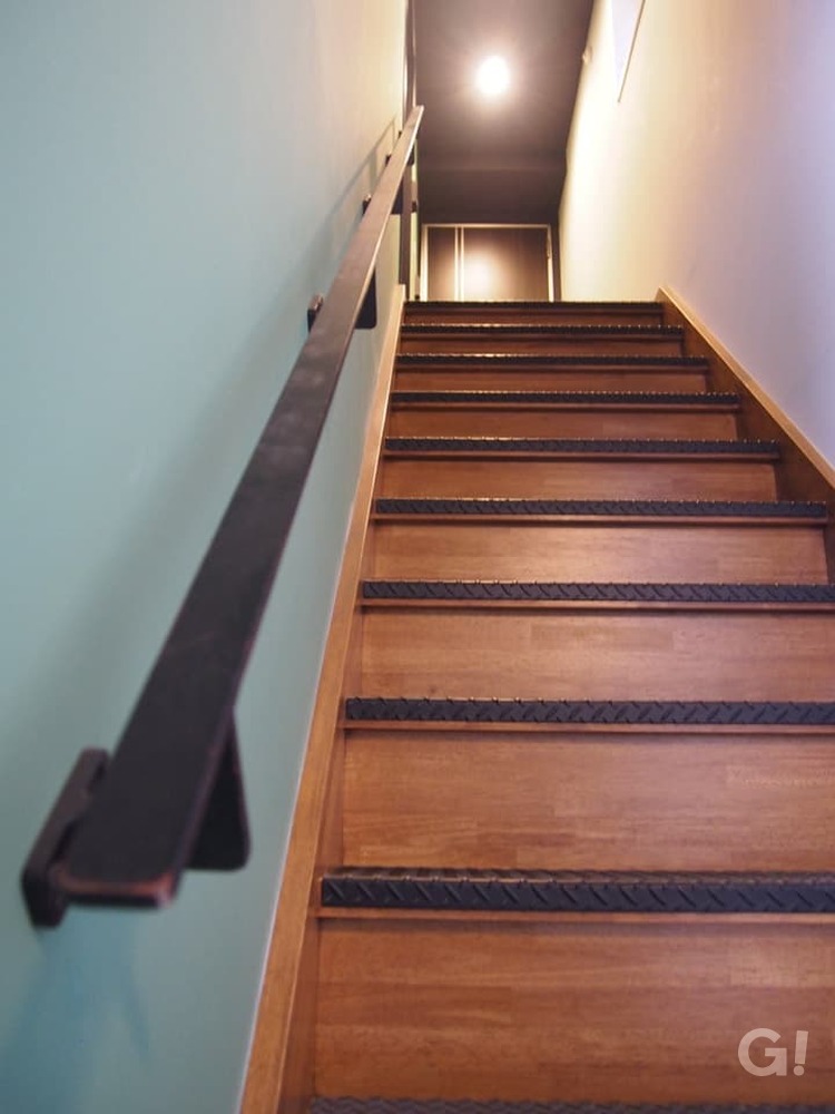 上り下りを安全に誘導してくれる黒アイアン手すりがカッコいい！アメリカン住宅の階段