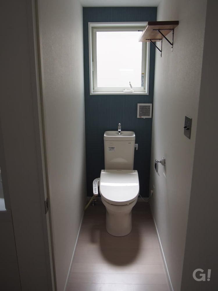 『白Xネイビーで清潔感があって爽やかな空間広がるシンプルモダンなトイレ』の写真