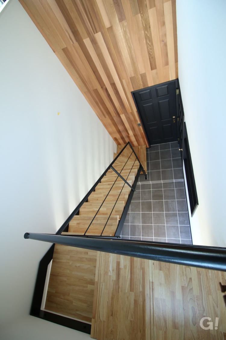 『かっこいい黒アイアン手すりが存在感を現す！シンプルモダンな階段ホール』の写真