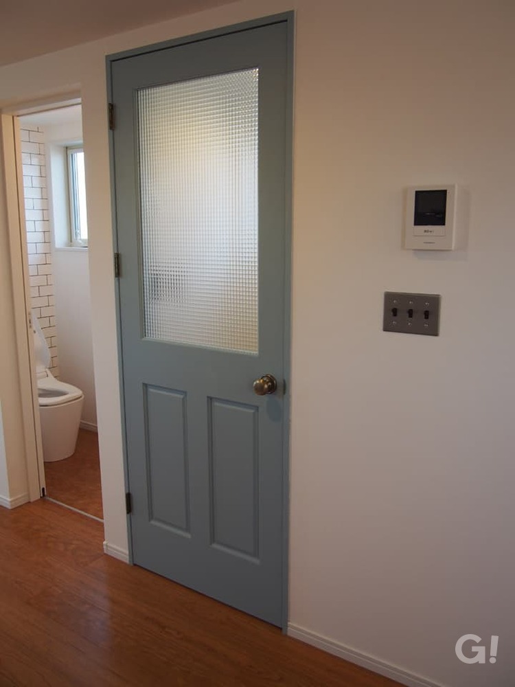 『くすみブルーグレーの扉が優しくかっこいい！シンプルモダンなホール空間』の写真