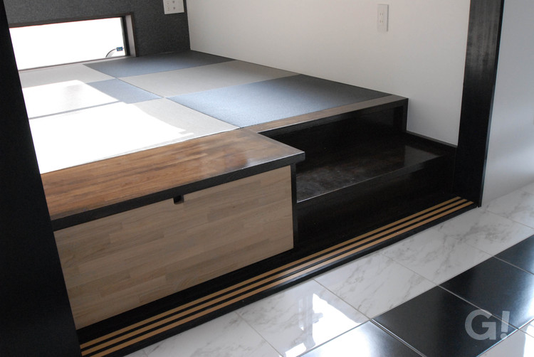 無垢材の小上がりで和テイストな癒し空間の部屋