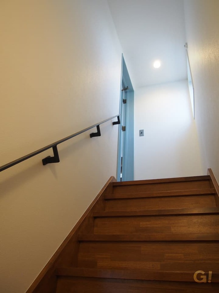 ライトブルーのドアが爽やかな雰囲気を創ってくれるアメリカンな家の階段
