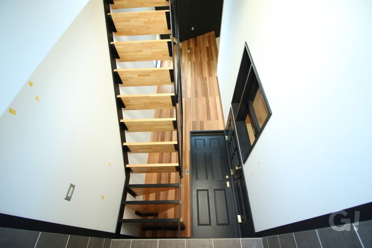 光と風が優しく通り抜けるストリップ階段が空間のアクセント！シンプルモダンな玄関
