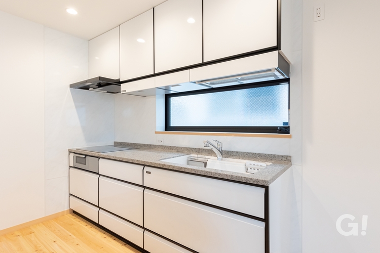 白×黒でデザインした清潔感あふれるこだわりのキッチンの写真