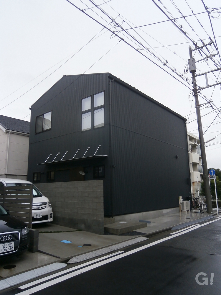 無機質なコンクリート×黒がかっこいい外構のお家